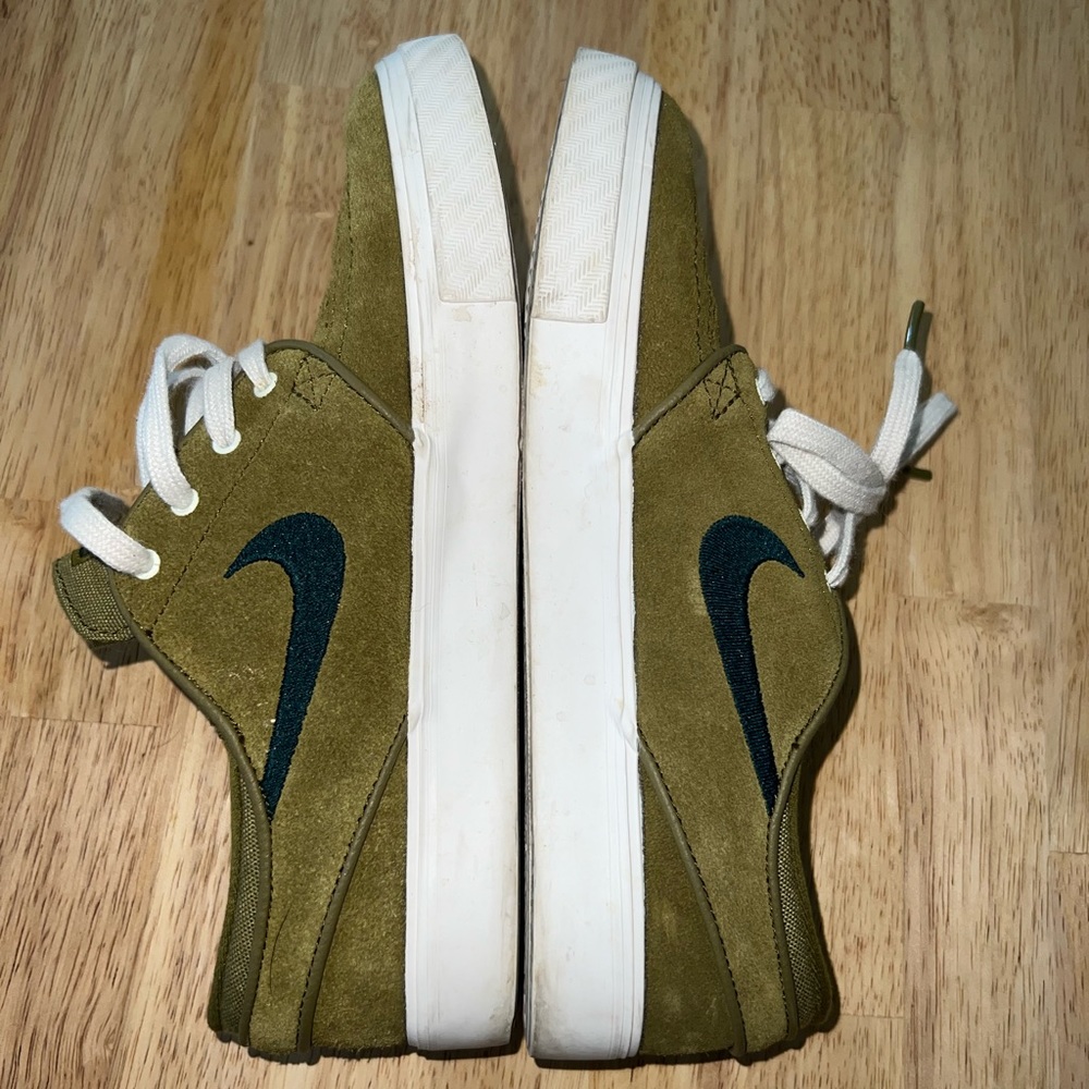 Green Nike SB Canvas Skate Shoe, W 7.5, M 6, like new